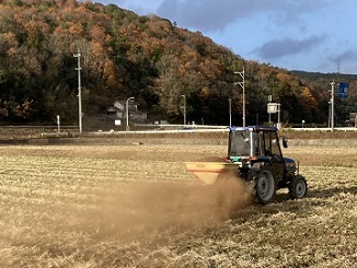 散布機による散布の様子