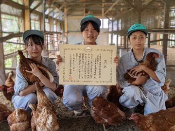 表彰状を手にする生物生産学科の生徒