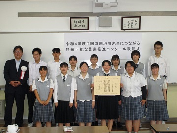 賞状を手にしての生徒の集合写真