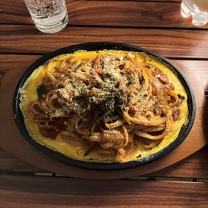 玉ねぎとパプリカを使用した鉄板ナポリタン