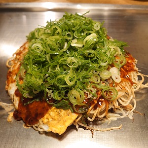 ネギたっぷりのお好み焼き