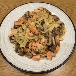 ３種のきのことサーモンのパスタ（ズッキーニ入り）
