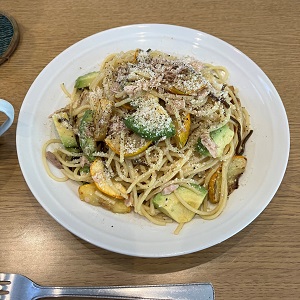 ズッキーニとアボカドのめんつゆバターパスタ（ツナ缶入り）