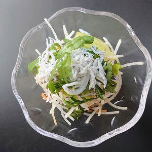 コンビニで買ったカット野菜と釜揚げしらすのサラダ