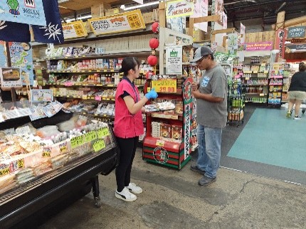 現地スーパーでの試食販売