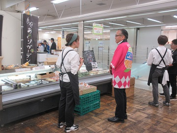 商品説明を受ける古賀次長