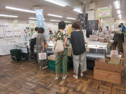 買い物客で賑わう会場