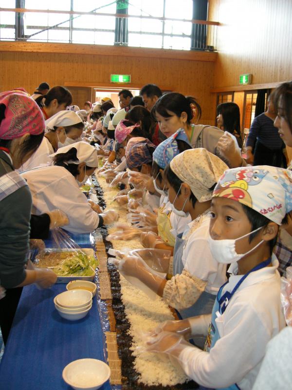 親子料理教室・大勢で一本の海苔巻きを作ってます