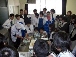 魚のおろし方の指導