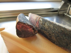 かつお節を叩き、割れた断面