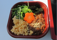 ヒラのうま煮三色丼（卵、豆苗、ノリ、にんじん）