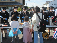 生徒たちでどんぶりを配膳