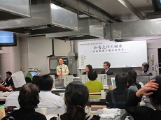 質問に答える三谷先生