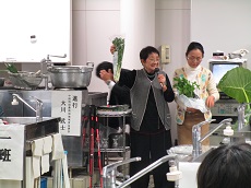 潮江菜の説明をする松崎代表