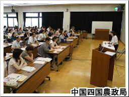 中村成子氏の講演を聴く参加者