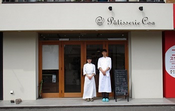 古和さん夫妻と店舗外観