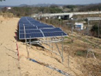桃畑の法面に太陽光パネルを設置