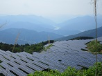 牧草地を有効利用し太陽光パネルを設置
