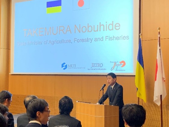 State Minister Takemura giving a speech.
