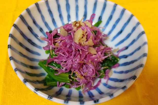 Ohitashi of edible chrysanthemums (boiled and eaten with soy sauce)
