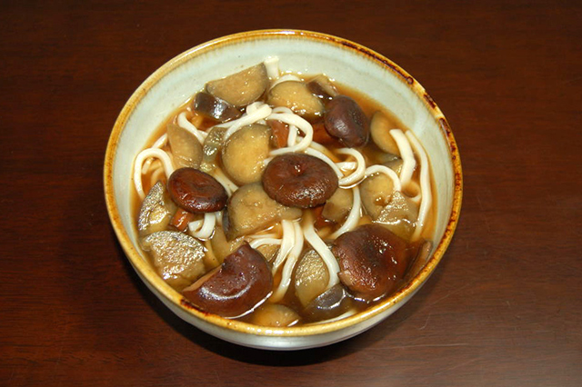 Chitake Udon (Soba) (Chitake Mushrooms with Buckwheat Noodles)