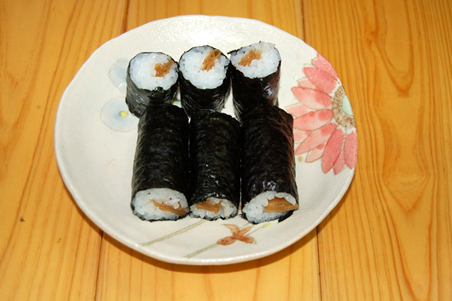 Kanpyo Nori Makizushi (‘Kanpyo’ Dried Gourd Strips Sushi Roll)