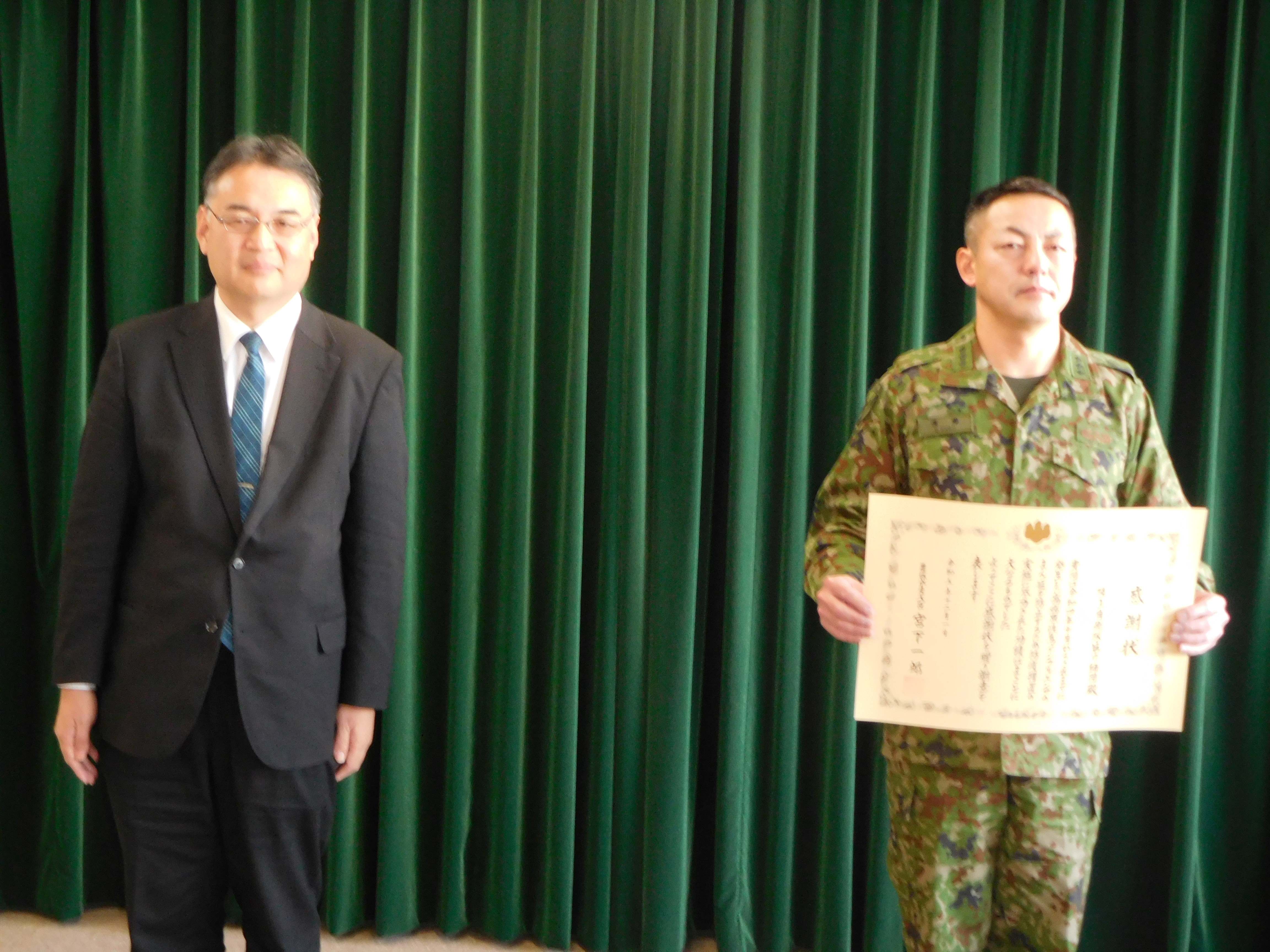 所長と師団長との記念撮影