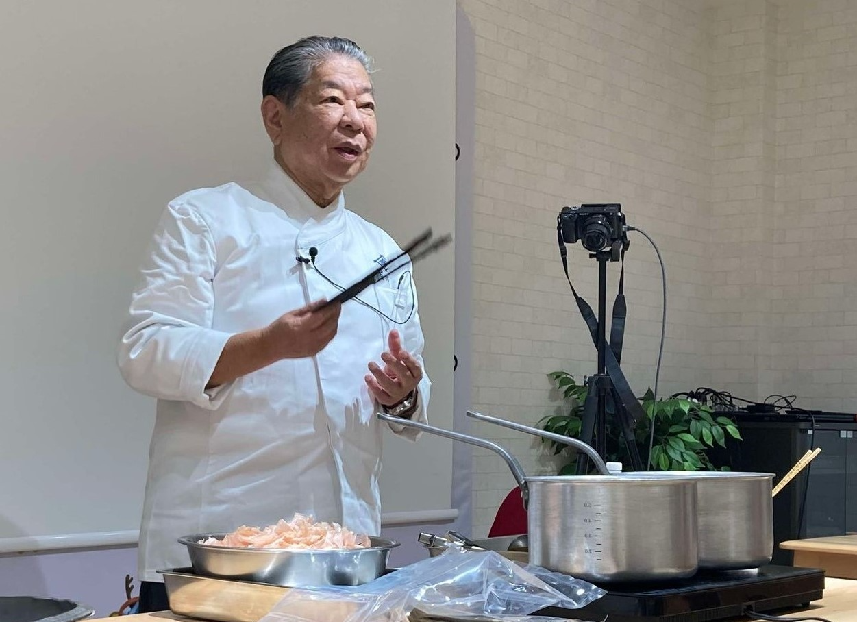 村田氏による昆布出汁の実演