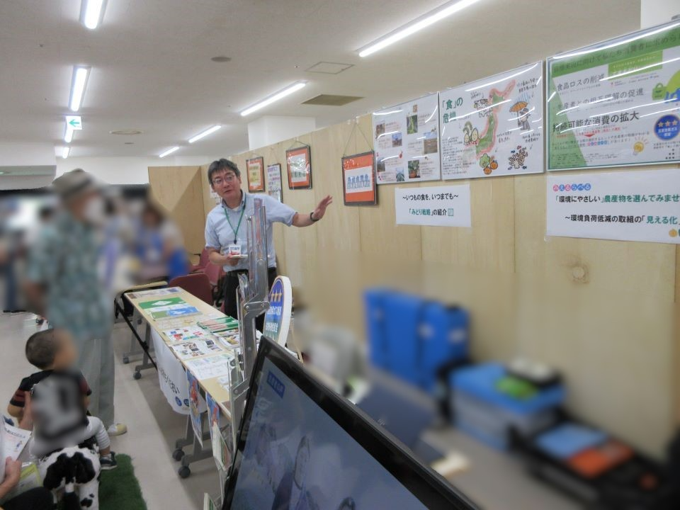 来場者に説明する職員の様子