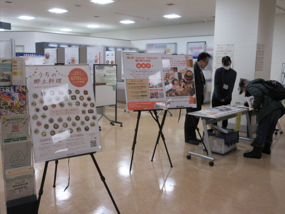 アンケートを記入する来場者の様子