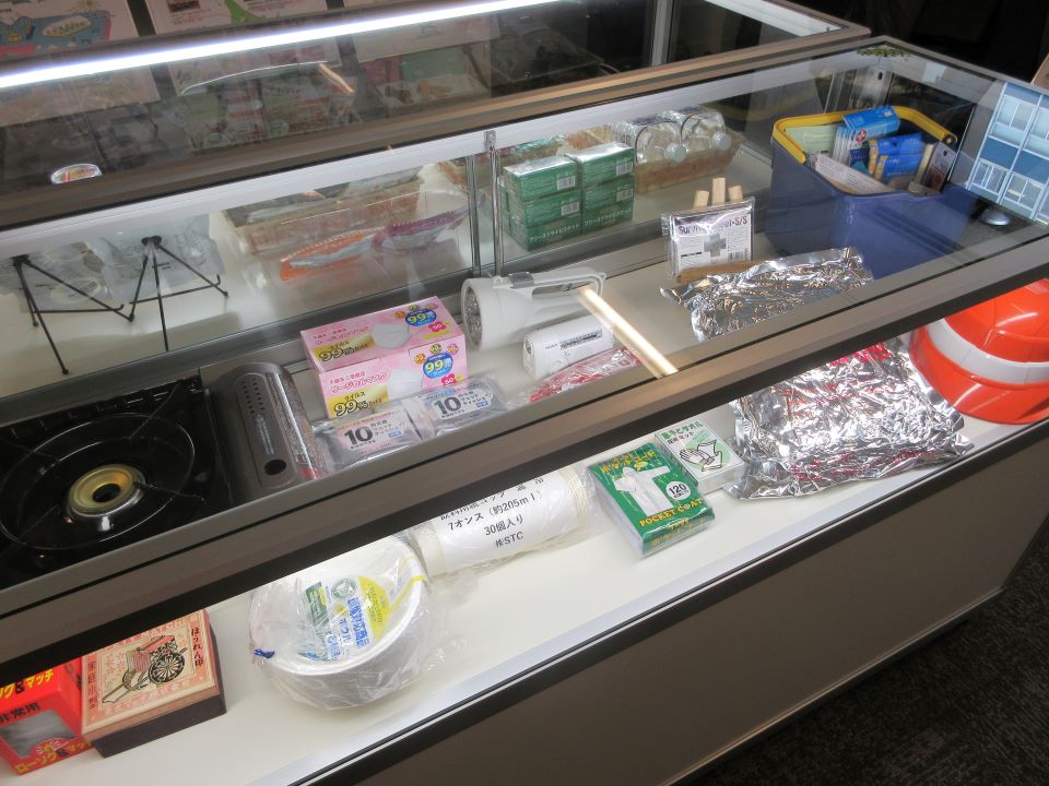 ヘルメット等の防災物品の展示.jpg