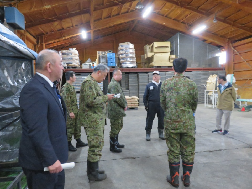 熱心に話を聞く自衛隊員