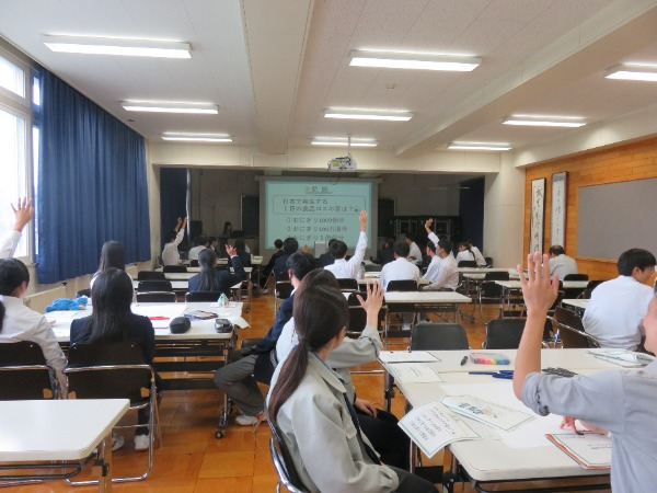 食ロスの現状についてのクイズに答える生徒