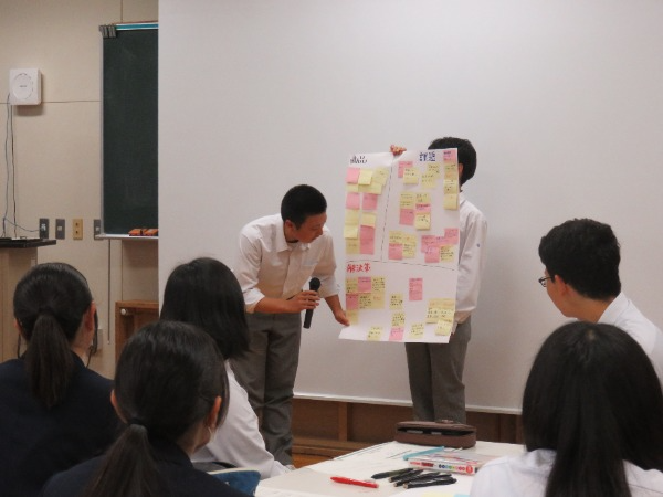 議論で出たアイデアをまとめ、発表する生徒