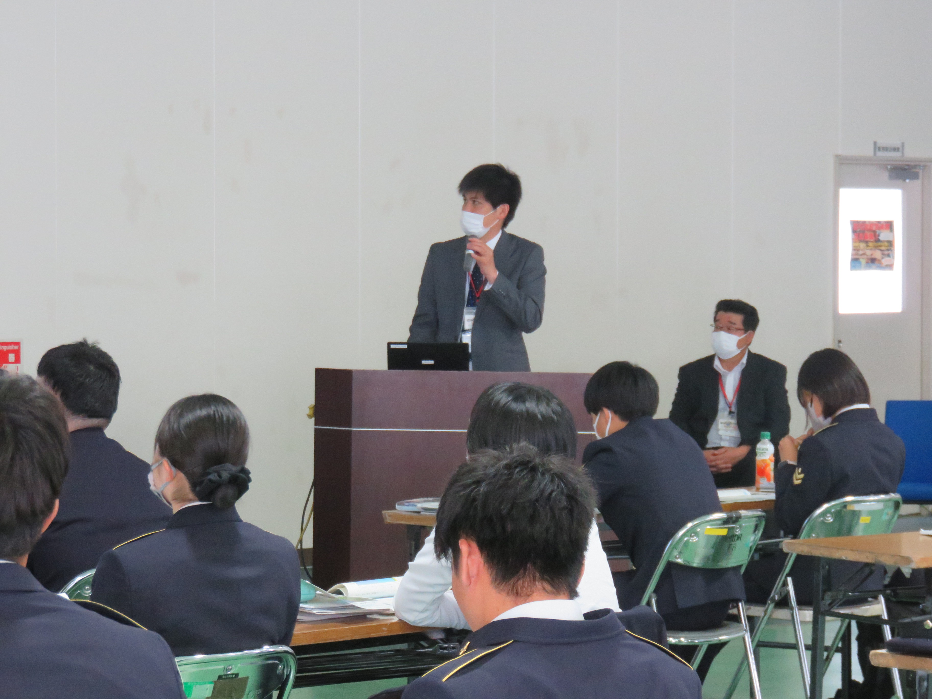 【説明する職員】