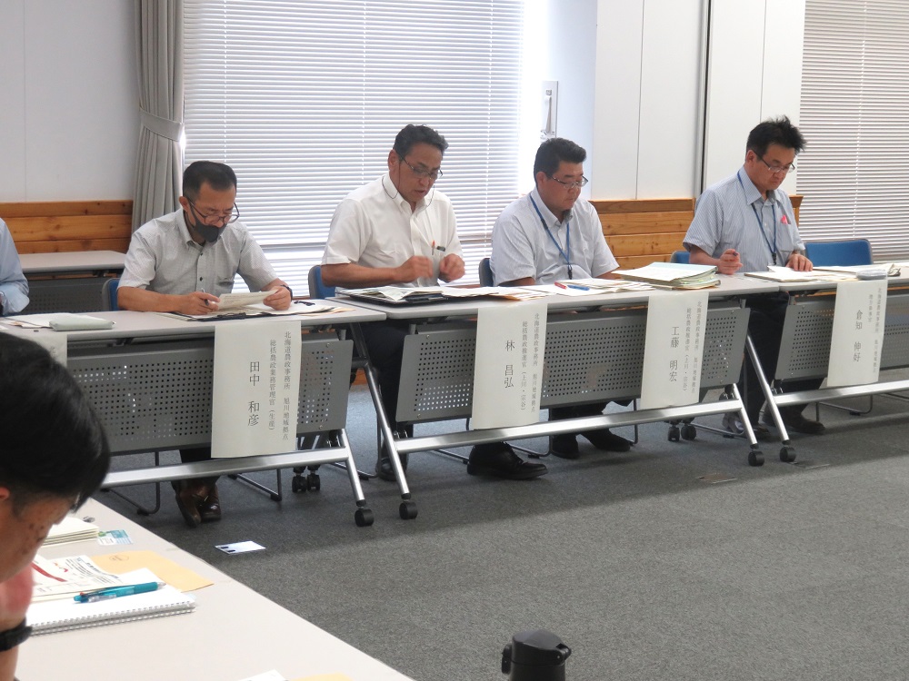 説明する旭川地域拠点職員