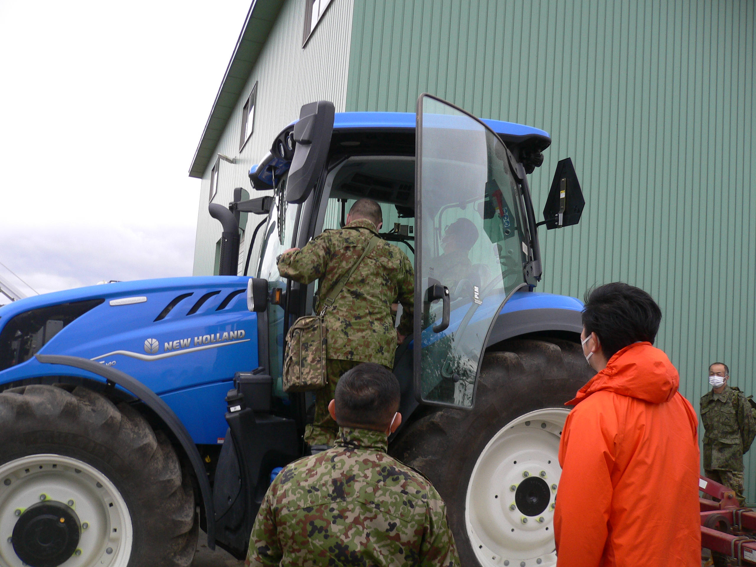 トラクターの乗車体験