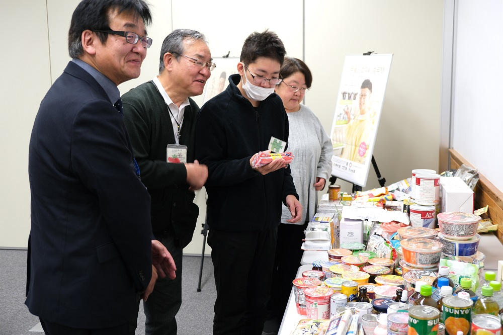 寄贈品を確認する出席団体の皆様