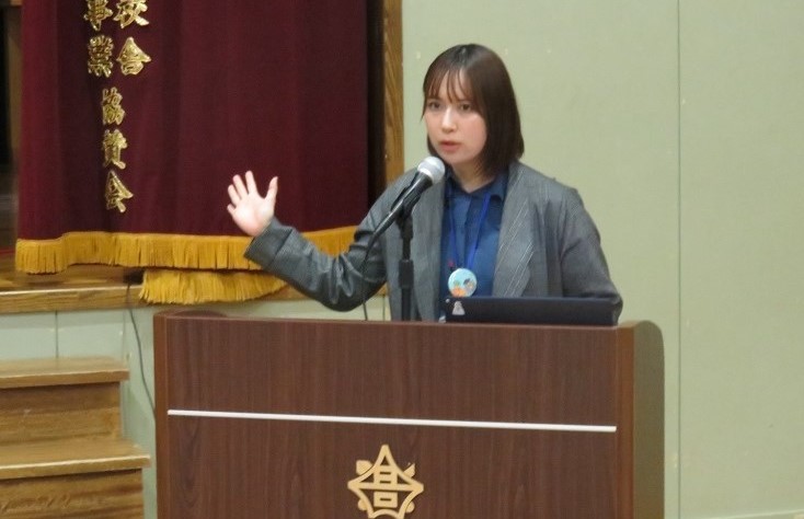 説明する職員