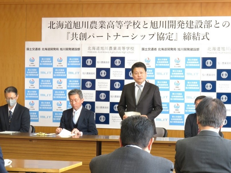 開会の挨拶をする岩下部長(旭川開発建設部)