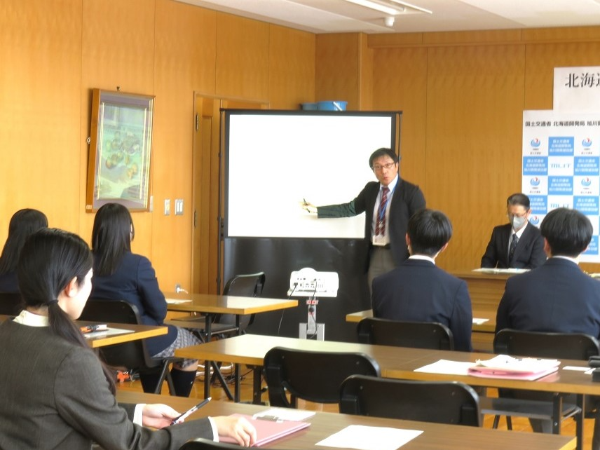 協定概要を説明する野口次長(旭川開発建設部)