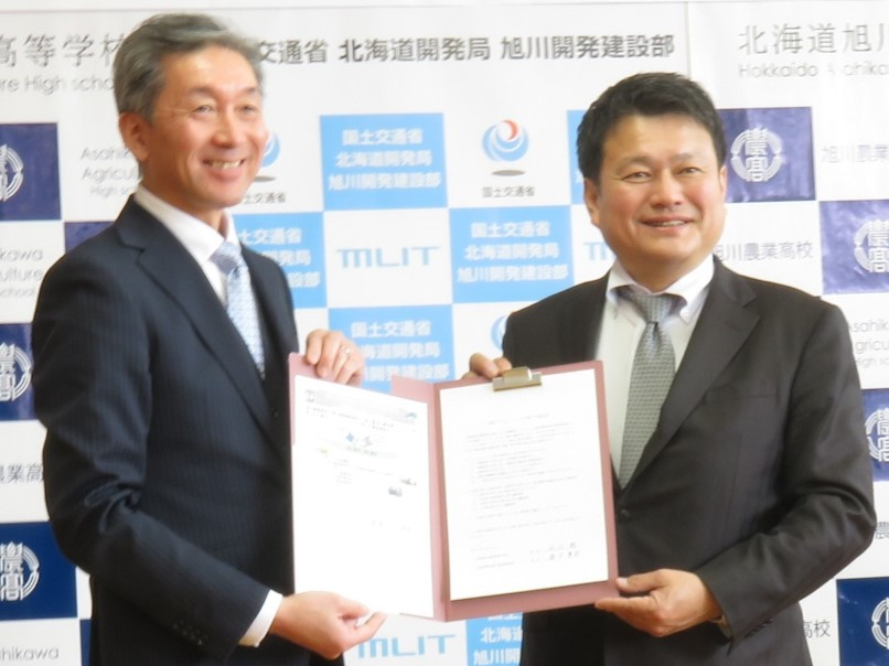 協定書締結(左:近江校長(旭川農業高校)右:岩下部長)