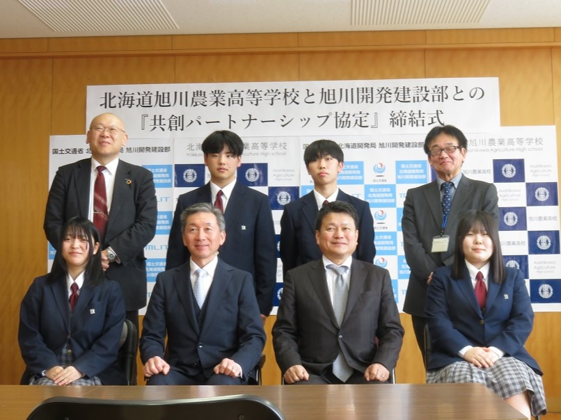 記念撮影(後列右:倉知地方参事官)
