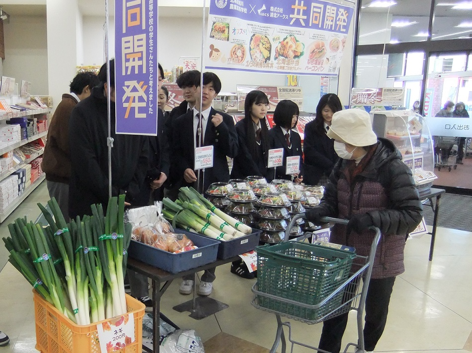 【店内での販売の様子】