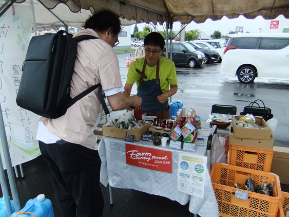 ネットワーク会員が有機野菜やみえるらべるを貼った農産物を販売
