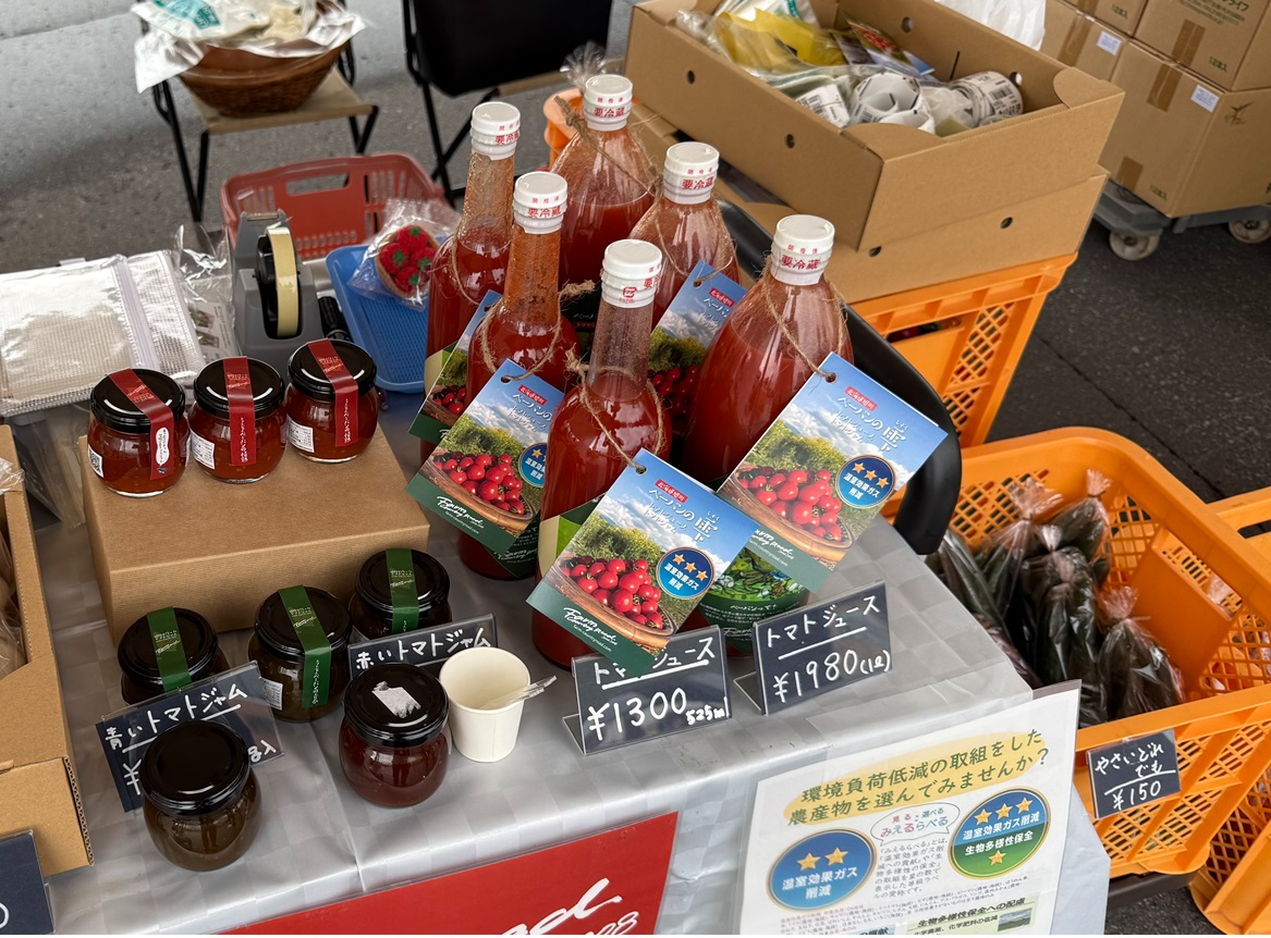 ファームカントリーロードのみえるらべる星3つのトマトを加工したトマトジュースも販売