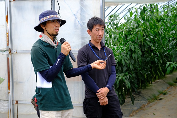 作業指示内容を説明する丹羽氏(左)と就労支援事業所の支援員