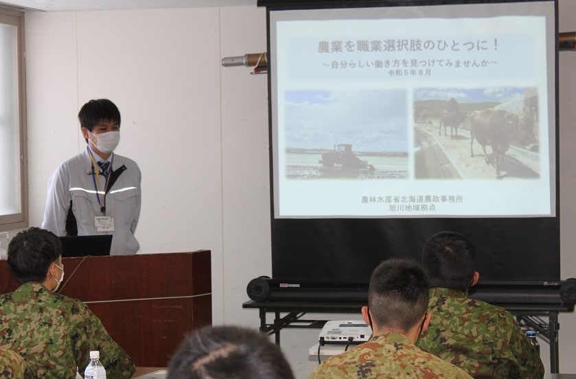説明する職員(1)