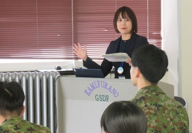 説明する職員(2)