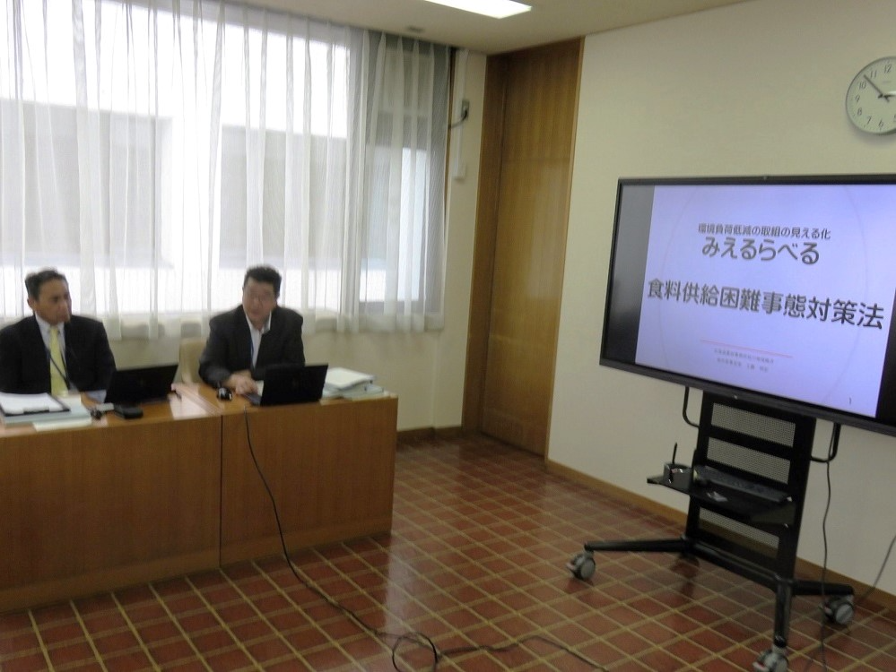 説明する職員3